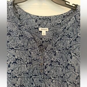 NWT NAVY AND WHITE CLASSIC TOP PERFECT WITH JEANS OR DRESS PANTS